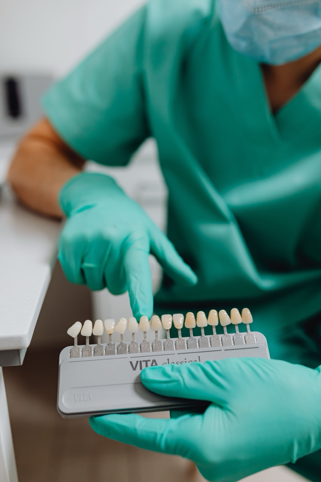 Seleção de cor com escala VITA classical para restauração odontológica