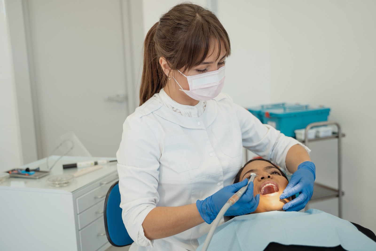 Atendimento odontológico conduzido com atenção e técnica em consultório